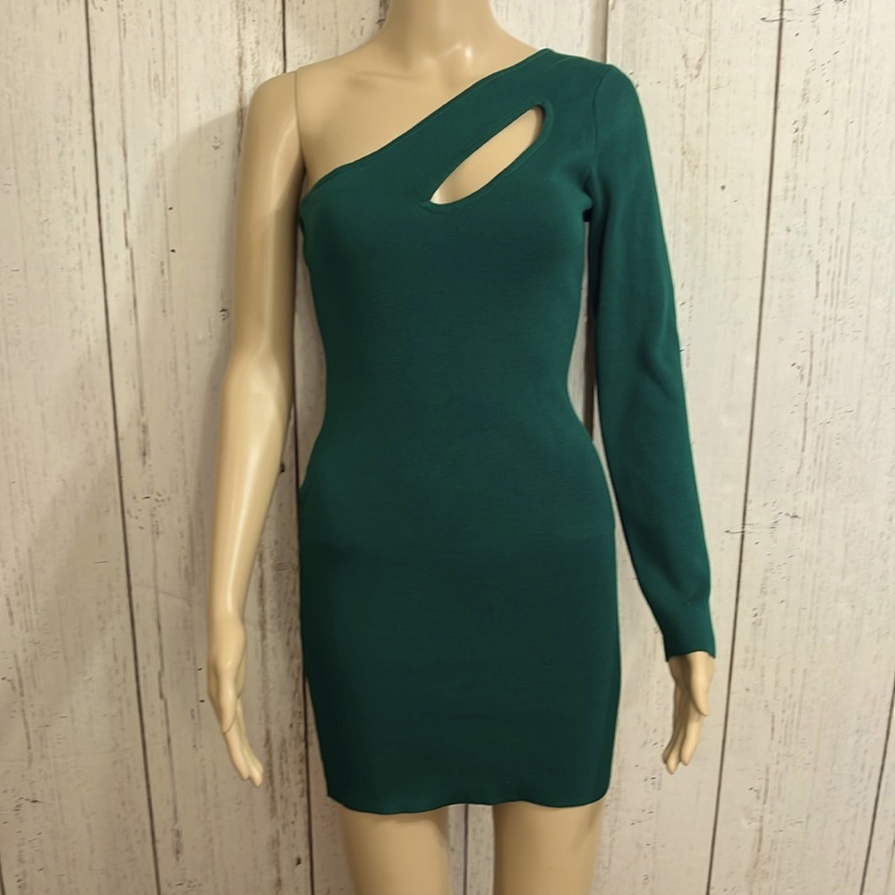 Better Be Emerald Green Sweater Dress
One shoulder Key hold bust Size large